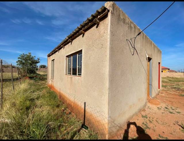 2 BEDROOM HOUSE FOR SALE IN LEBOWAKGOMO ZONE A